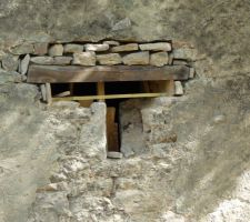 Linteau chêne posé en extérieur avec béton armé poutrelle rector en intérieur.