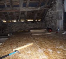 Pose du plancher OSB 16mm avant le parquet massif cloué 22m sur lamnbourde