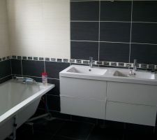 Et voila salle de bain enfin fonctionnel ,les finitions sa sera apres le demenagement...