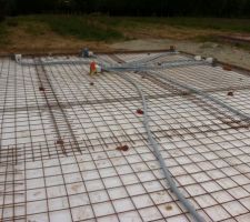 Polystyrene et grillage mis, les gaines sont pass&eacute;es ya plus qu'&agrave; couler