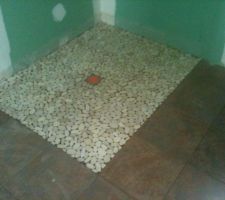 Douche &agrave; l'italienne avec galets plats