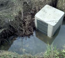 Le puit - 3 rehausses de regard de 40cm de haut... les filtres sont visible sur les cotes et les galets dans le trou et autour du puit, creent un filtre naturelle et permet a l'eau de la source de couler dans le puit.