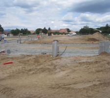 La rue en train d'&ecirc;tre finie avec la d&eacute;limitation de notre all&eacute;e