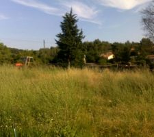 Vue du terrain, cal&eacute; dans le coin Nord Ouest de celui-ci --> vue future depuis la facade sud donc !