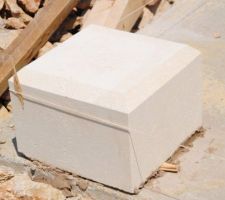 Scellement de la base des piliers en pierre de la terrasse couverte.
Les pierres vont se teinter avec le temps ...