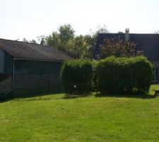 Vue globale de la façade norrd de la maison et de la grange depuis le jardin.