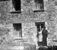 Papa et maman devant LEUR maison