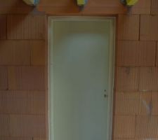 La porte entre le garage et la buanderie