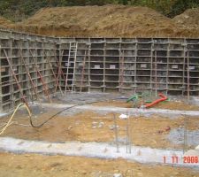 Les fondations sont finies et les deux premiers murs du sous-sol sont coul&eacute;s. Le ma&ccedil;on travaille vite et 1 an apr&egrave;s la r&eacute;ception, on peut dit qu'il travaille bien.