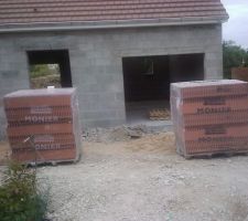 Arrivage de nouvelles tuiles pour changer celles du garage et de la porte d'entrée