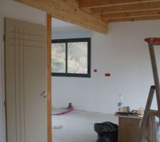 Sous-couche avec la porte pour descendre au sous-sol