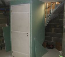 Isolation de la cage d'escalier pour limiter les différences de température pour l'escalier du haut en bois