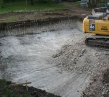 Et voila c'est ca commence.
terre vegetal au dessus et du tuf , mais au niveau des fondations de la pierre calcaire donc cela va etre dur de creuser le puisard...