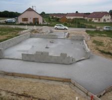 La dalle vient d'être coulée en journée (19 mai 2011)