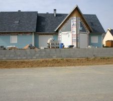 Pose d'un muret de soutien de terre en agglo bancheur sur 27m et une hauteur de 1m
