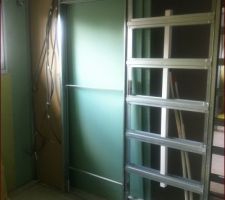 Salle d'eau entre chambre 1 et chambre 2 avec portes a galandage de chaque côté