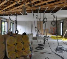 Pose des gaines élec, contre cloisons et plafond