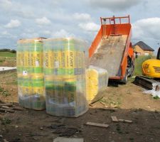 Arrivee de l isolation, 700m2, il fera quatres voyages...