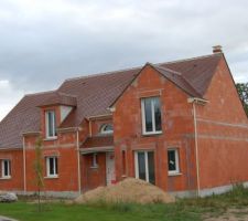 Ca y est ! la porte d'entrée et la demi-lune sont arrivées !