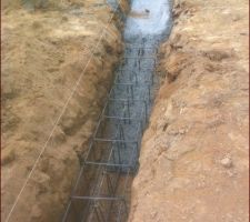 Longrines mises en place et coulage des fondations en cours