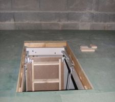 Vue sur la trémie et l'escalier de meunier conduisant au toit du garage " aménagé" pour recevoir tout ce qu'il faut stocker