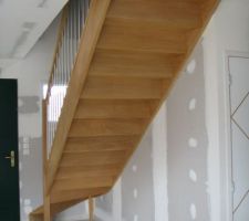 Vue sur l'escalier terminé après ponçage et deux couches de vitrificateur chêne clair aspect ciré V33