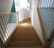 Vue d'ensemble sur la descente de l'escalier après avoir reçu deux couches de vitrificateur