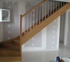 Finitions de l'escalier terminée après ponçage et 2 couches de vitrificateur.