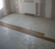 Début de la pose du parquet Gerflor imitation bois 3D coloris muscade