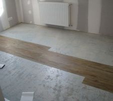 Suite de la pose du parquet de la chambre 3
