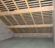 Plancher du garage définitivement terminé: visserie des plaques faite et l'éclairage fonctionne désormais