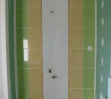 Fa&iuml;ence salle de bain de l'&eacute;tage, il ne reste plus que la double vasque &agrave; installer