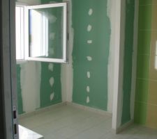 Vue sur le futur placard de la salle de bain de l'&eacute;tage