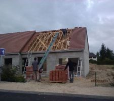 Les couvreurs découvrent toute la partie au dessus du garage