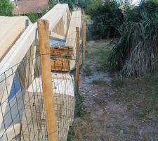 Livraison de la charpente, en vrac, contre la cloture des voisins!