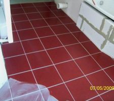 Le carreleur est entrain de mettre les joints.