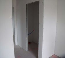 Le dégagement du RdC avec vue sur les WC....