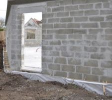 Comblement des fouilles avant intervention charpentiers.
Pose d'un pseudo drain pour fondation massifs et longrines avec vide sanitaire.