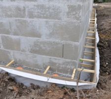 Comblement des fouilles avant intervention charpentiers.
Pose d'un pseudo drain pour fondation massifs et longrines avec vide sanitaire.