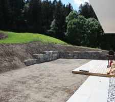 Le mur terminé et la partie sud de la terrasse