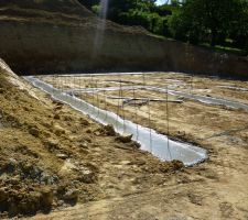 On vois le mur de sout&egrave;nement avec les fers en attente pour le mur &agrave; banch&eacute;