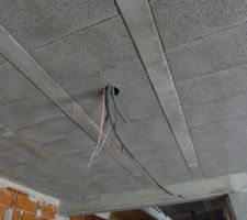 L'électricien est passé une fois que l'isolant était en place.