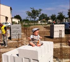 B&eacute;b&eacute; sur les aglos de sa future maison