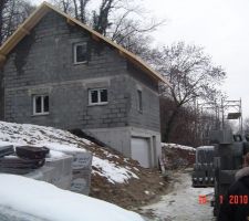 Voilà, la maison est hors d'eau, hors d'air. La toiture n'est pas encore achevée, mais cela ne va pas tarder.
