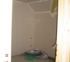 Les premiers probl&egrave;mes apparaissent avec des infiltrations d'eau sur le plafond, c&ocirc;t&eacute; pente. Le c&ocirc;t&eacute; positif, c'est que le conducteur des travaux confirme la pr&eacute;sence de cette infiltration(cela reste visible  et surtout la poutre est bien humide alors que la maison est ferm&eacute;e). Mais le mauvais c&ocirc;t&eacute;, c'est le d&eacute;lais pour effec tuer les travaux de r&eacute;paration: Plusieurs mois. Le plaquiste est venu, il a d&eacute;coup&eacute; le placo humide et il est mont&eacute; sous les combles, a vu d'o&ugrave; venait l'origine du probl&egrave;me. Il faudra encore l'attendre l'arriv&eacute;e du charpentier. le c&ocirc;t&eacute; n&eacute;gatif, c'est la lenteur pour effectuer les travaux de r&eacute;parations, plusieurs mois d'attente pour 2-3 heures de travaux, un peu longuet.