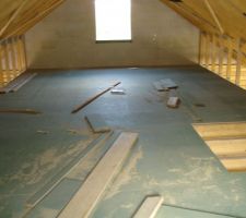 Notre étage qui prend forme avec le plancher posé.