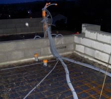 Mise en place de quelque gaine electrique
 avant de coul&eacute; la dalle