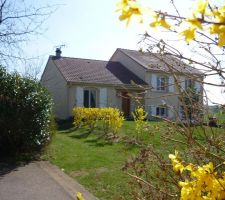 Voici la maison avant la réalisation de la surélévation.
L'extension va venir au dessus de la partie la plus basse de la maison (à gauche)