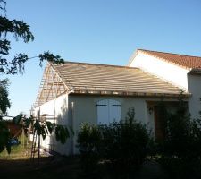 Le jour J !

Nous voici arrivé au moment qui me parais le plus délicat ! Arracher à l'aide d'une grue la totalité de la charpente et la poser devant la maison pour la découper.

Avant de voir ça je ne pensais pas que c'était possible !