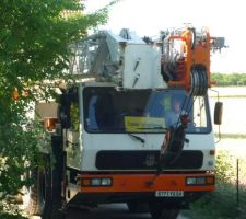Arrivée de la grue qui va permettre d'enlever la charpente.

La grue fait environ 4O Tonnes et sa flèche monte à 38 m de haut.